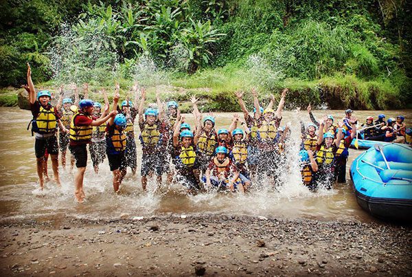 Serunya Rafting Sungai Elo | KrisBus : Sewa Bus Jogja Serunya Rafting Sungai Elo
